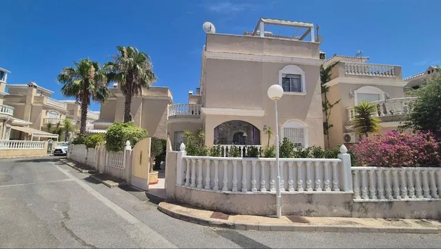 Casa o chalet independiente en venta en Calle Panticosa, 4 — 8