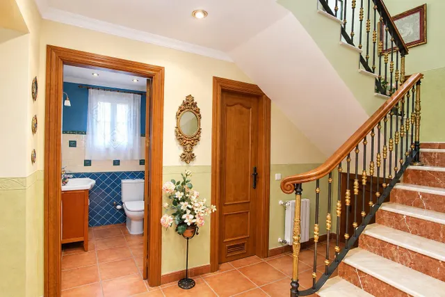 VENDE EN EXCLUSIVA CHALET INDEPENDIENTE EN COÍN — 24