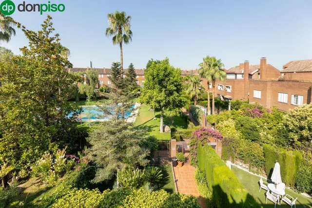CHALET ADOSADO EN URBANIZACIÓN ADORATRICES — 41