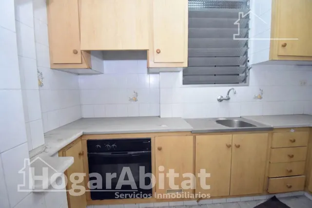 Extraordinaria finca con local comercial y múltiples posibilidades de reconversión a reformar en pleno centro — 7