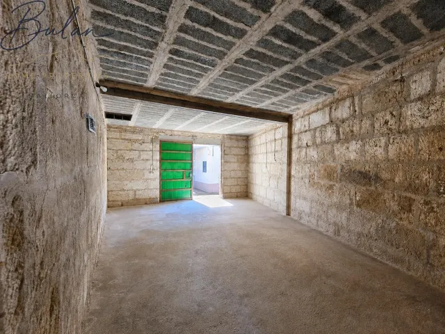 Casa de pueblo a reformar con 442 m2, gran garaje, terraza y