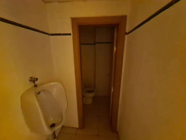 SE VENDE LOCAL  EN EL CENTRO, ACONDICIONADO COMO MERENDERO, AMPLIO COMEDOR, 2 BAÑOS. EQUIPADO. — 12