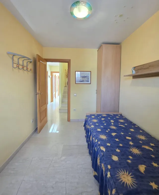 Chalet esquinero adosado en Vilafortuny — 38