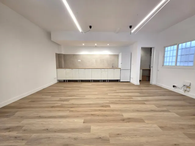 A la venta estupenda oficina reformada en el Paseo de Tomás  - foto 5