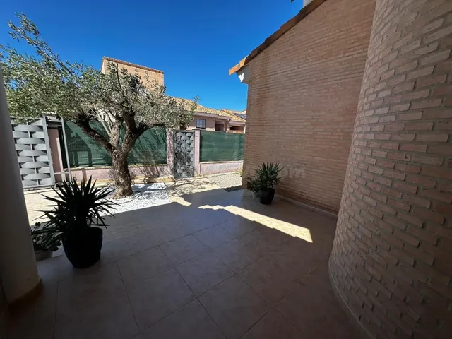 Exclusivo Chalet en Lliria con Piscina y Amplias Terrazas - foto 4