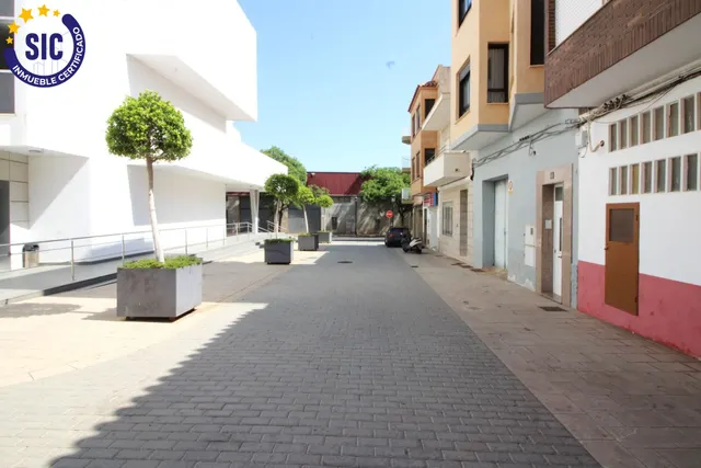 Amplio local comercial céntrico — 2