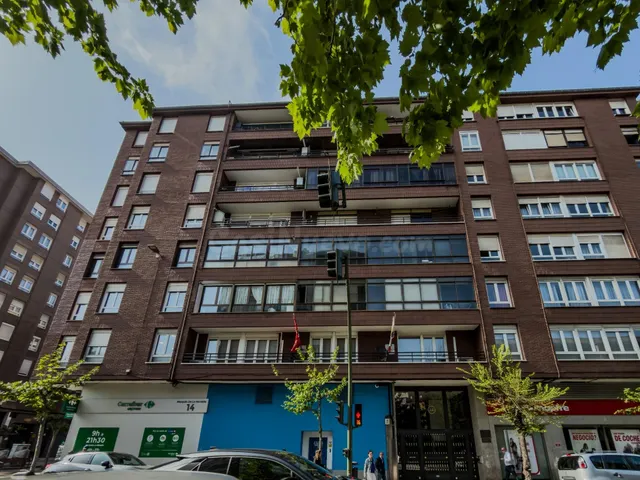 AMPLIO PISO REFORMADO DE 3 habitaciones JUNTO AL CENTRO BOTÍ - foto 3