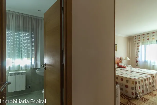 ¡Impresionante Chalet Familiar en Mogor, Marín! — 33