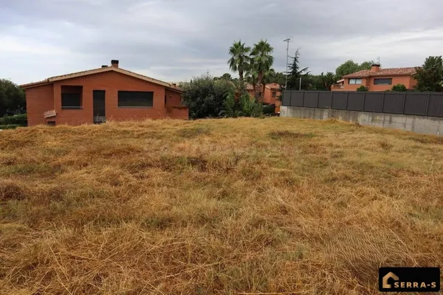 Construye tu hogar en Can Quirze: solar de 711 m2 en la mejo