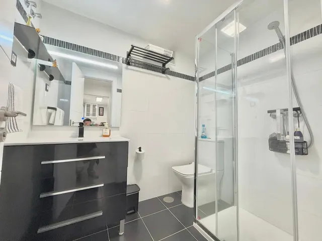 Apartamento de 2 dormitorios con terraza, piscina y garaje privado en las rampas, Fuengirola — 19