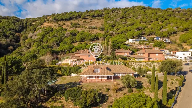 Espectacular casa con con 6.000m2 de parcela e impresionantes vistas al mar — 48