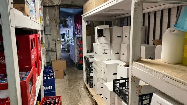 Venta de restaurante y fábrica de embutidos — 35