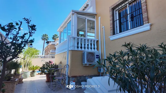 Tu Refugio Soñado: Casa de Esquina con Piscina Privada en Ro - foto 4