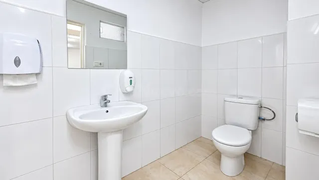 Local comercial de dos plantas con terraza privada en Plaza San Isidro — 5
