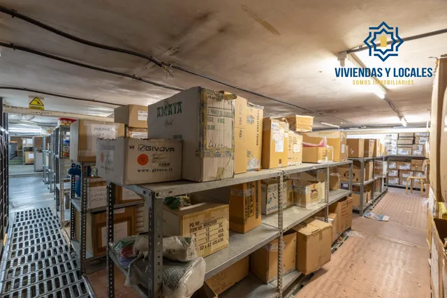 Amplio local comercial en una de las zonas más consolidadas de Granada con salida a dos calles — 19