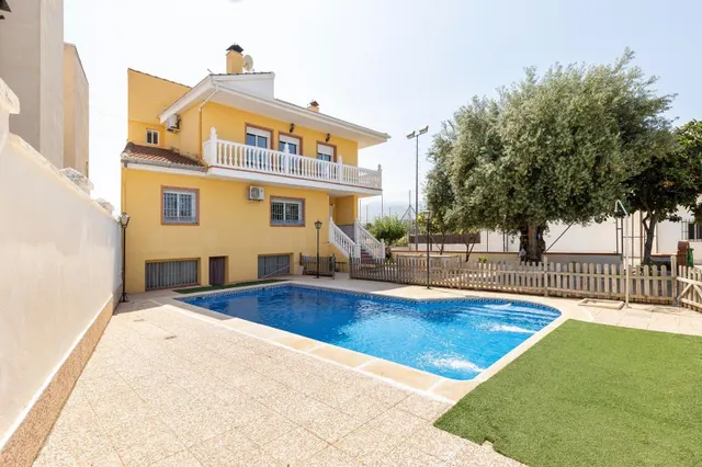Amplio Chalet con piscina, pista deportiva y vistas en Ogíjares. — 27