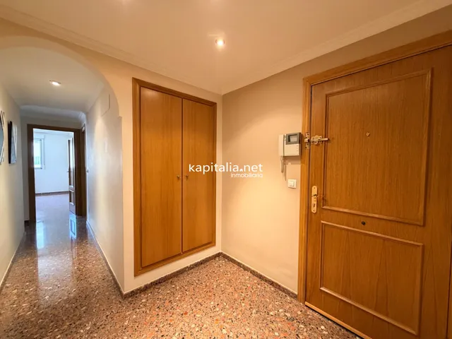 Piso con vistas en urbanización con piscina — 25