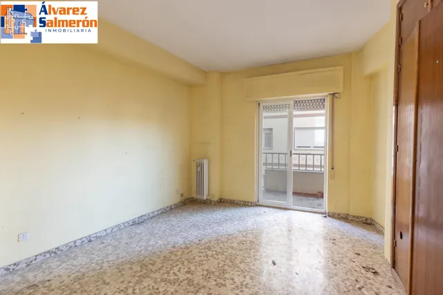 Piso en esquina con terraza y vistas a Plaza Mariana Pineda, Granada — 10