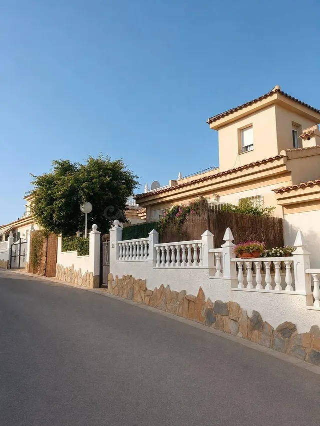 Casa en Benimar con gran jardín, solárium privado y amplios 