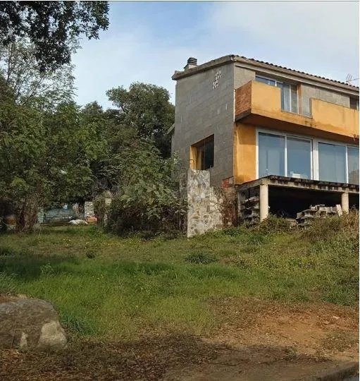 MARAVILLOSA CASA OKUPADA en Fogueres De Montsoriu Nº 195 Rie
