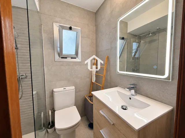 Ático en exclusiva totalmente reformado de 56 m2 con terraza en zona benalúa de Alicante: edificio con ascensor — 20