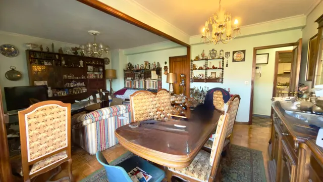 Se vende piso en el centro para reformar con ascensor 4 habitacione, 2 baños y garaje — 20
