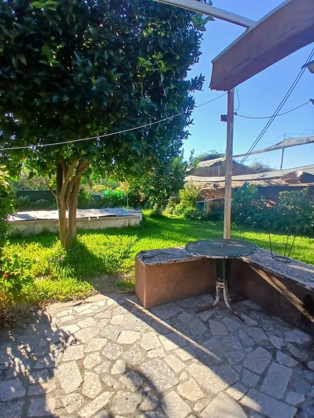 Casa con piscina y jardín. — 2