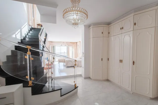 Amplia villa con vistas panorámicas al mar y pista de tenis privada en Calpe — 34