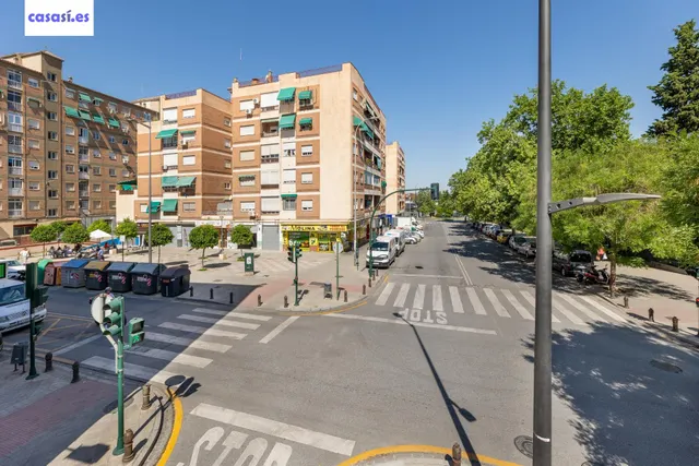 Local + vivienda en Avda. Cadiz — 29