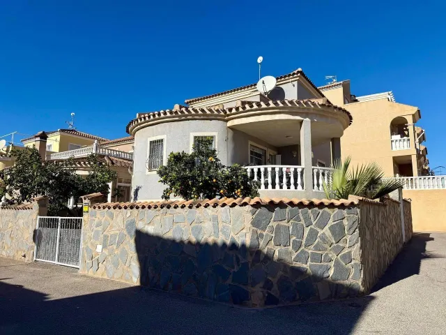 Casa independiente en gran parcela con piscina comunitaria y