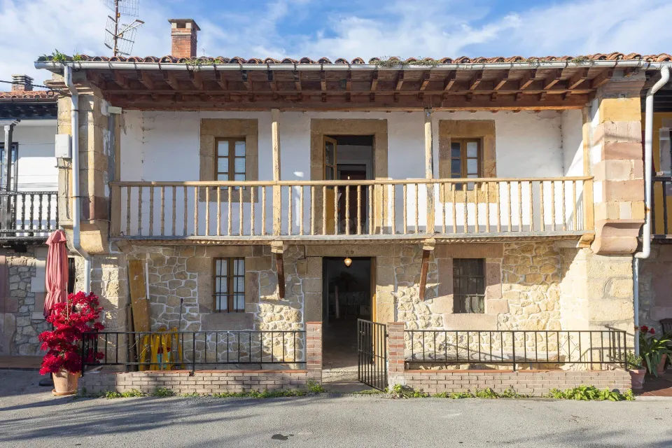 Casona montañesa y cuadra de piedra