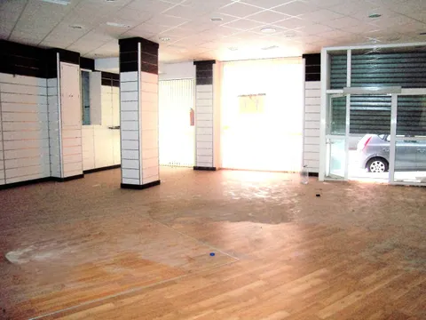 Inversión Estratégica en San Blas: Local Comercial de 350m2 Reformado.