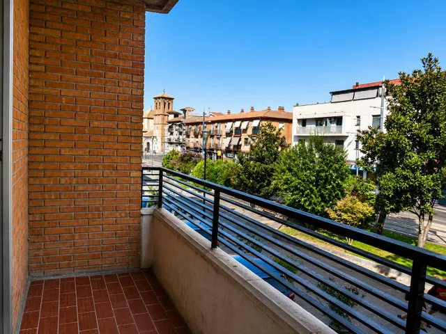 Piso en Armila junto parada de metro todo exterior. — 12