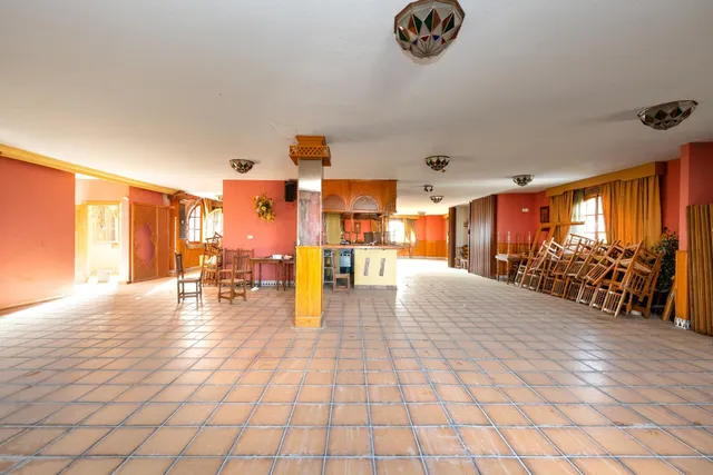 Terreno urbanizable, actualmente hay un restaurante. — 21