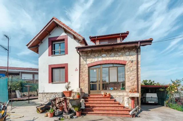 CASA CON 1.600 m2 DE PARCELA URBANA EN JARDÍN DE CANTOS, AVI