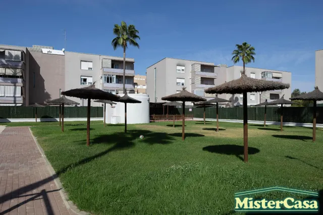 EXCLUSIVA. Piso zona sur VPO . 3 dormitorios , 2 baños , terraza . Plaza de garaje y trastero . — 31