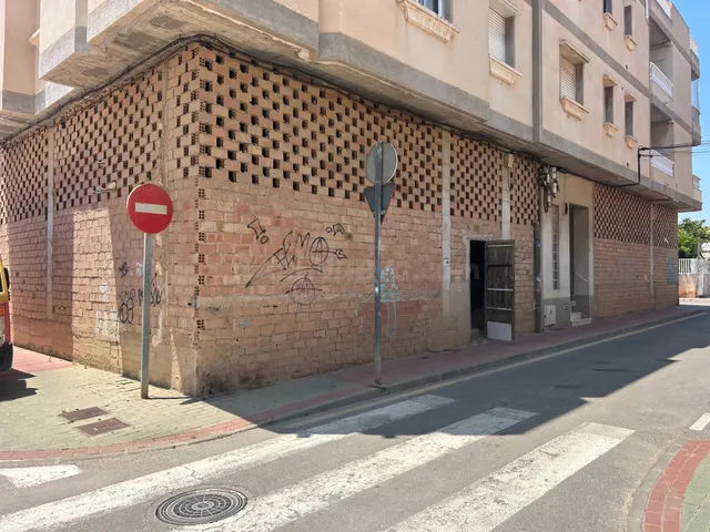 GRAN LOCAL A 3 CALLES EN LOS ALCÁZARES