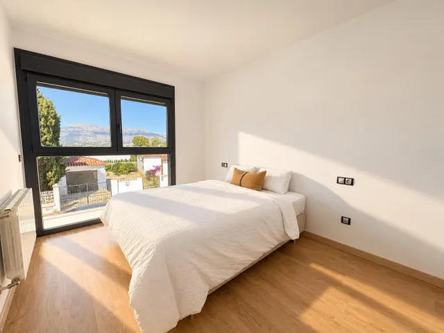 Preciosa casa de esquina con 3 dormitorios, amplia parcela privada y vistas panorámicas en Albir — 21
