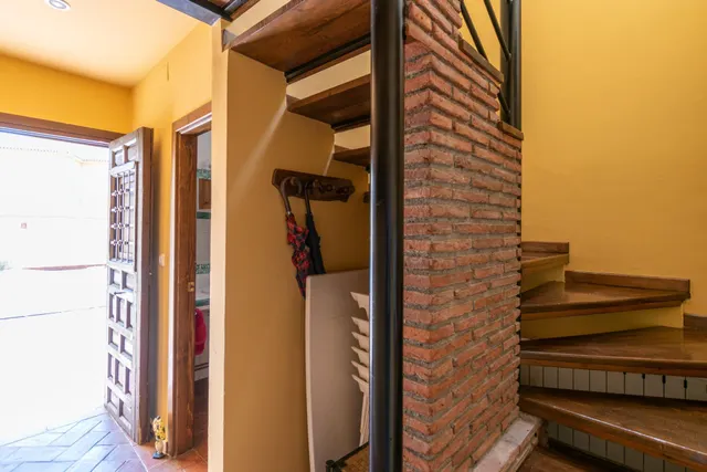 Casa de grandes dimensiones ubicada en la calle Duende, cerca de la Plaza del Conde Luque. — 35
