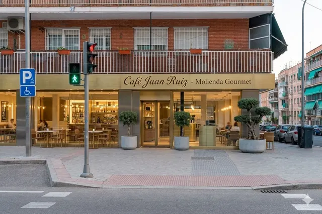 Magnífico local comercial con amplia fachada en esquina muy cerca de la calle Alcalá — 36