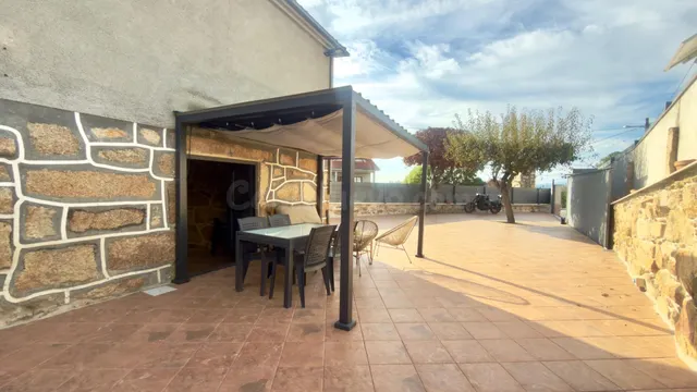 Encantador Chalet de Piedra Reformado - Listo para Vivir - foto 2