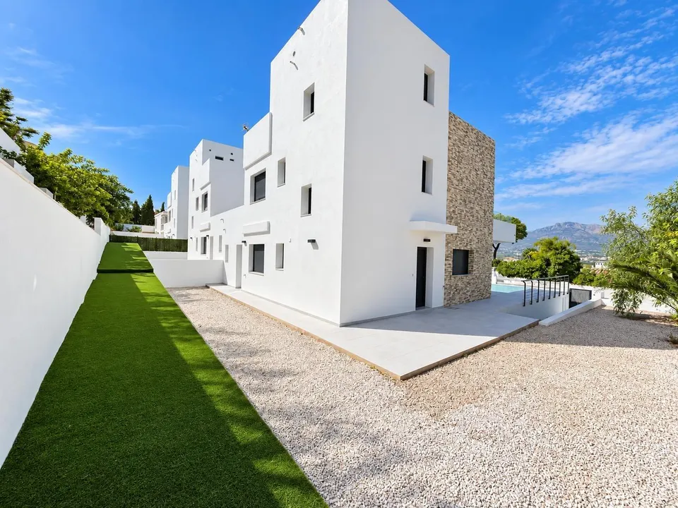 CHALET INDEPENDIENTE DE OBRA NUEVA, 4 DORMITORIOS, 3 BAÑOS, PISCINA EN ZONA MUY TRANQUILA EN ALBIR