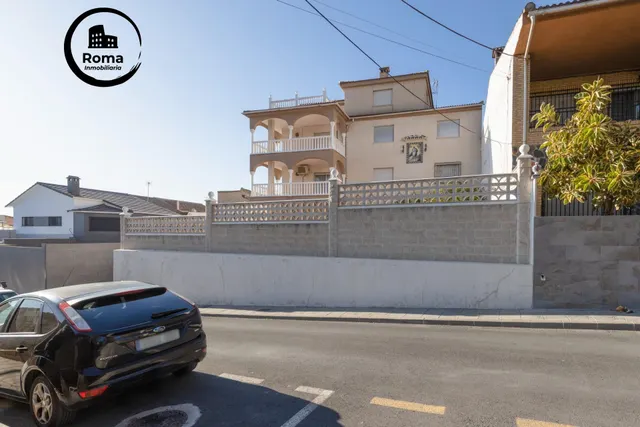 Edificio con dos viviendas en Jun — 18