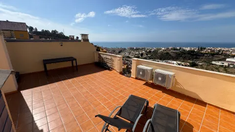 ATICO EN LOCEA CON ESPECTACULARES VISTAS A LA BAHIA DE MÁLAGA