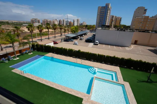 Apartamento de 2 dormitorios y 2 baños con piscina y parking en Guardamar del Segura — 6