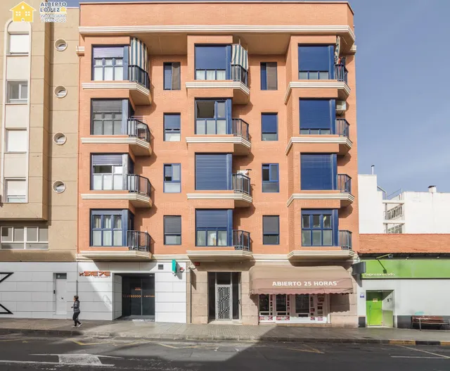 PISO DE 102 METROS CONSTRUIDOS  3 DORMITORIOS, 2 BAÑOS Y VESTIDOR EN EL ALTET — 42