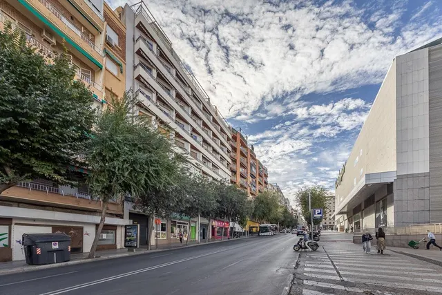 AMPLIO PISO JUNTO A EL CORTE INGLES EN JAEN — 32