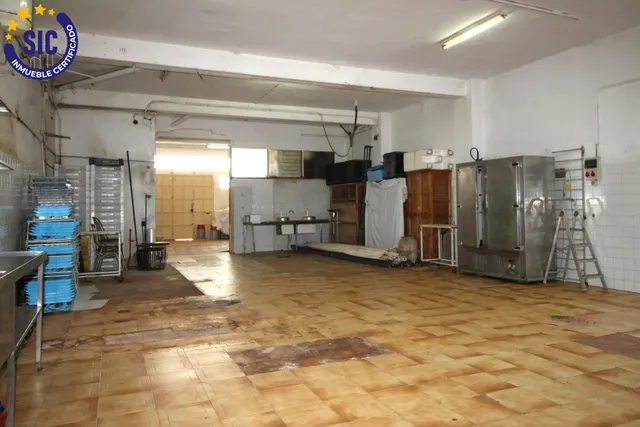 Amplio local comercial céntrico — 14