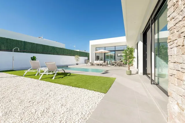 Villa de diseño con piscina privada en parcela de 550 m2 — C - foto 5