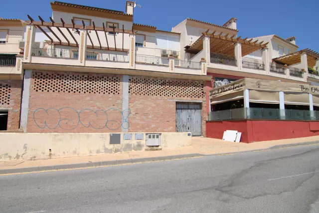 SE ALQUILA LOCAL COMERCIAL DE 180 M2 — 3